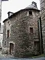 …dans le bourg.