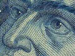 Gros plan sur les motifs obtenus par impression taille-douce d'un billet de banque en forint hongrois.