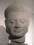 Tête de Buddha. Preah Palilay. Angkor Thom. Art post-Bayon, 2e moitié du XIIIe – XIVe siècle. Grès, H. 54 cm. Musée Guimet