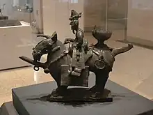 Vase et figurine appliquée : cavalier armé. Grès, H. 23 cm. Royaume de Silla. Musée national de Corée