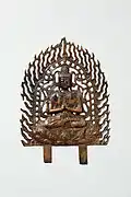 Bodhisattva aux mains jointes. Plaque bordée de flammes ajourées. Bronze doré, H. 24 cm, v. 680