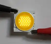 Lampe avec DEL COB sous-alimentée, montrant les DEL intégrées