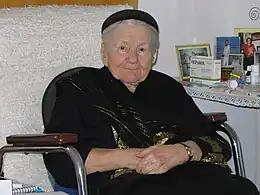 Photographie en couleurs, d'Irena Sendler dans sa chambre du couvent Bonifratri rue Sapieżyńska à Varsovie en 2005.