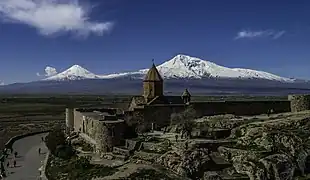 Khor Virap, sur fond de ciel bleu et sommets enneigés. Avril 2019.