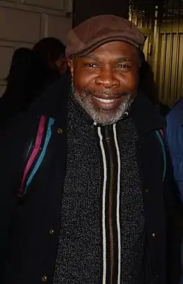 Michael Potts interprète Maynard Gilbough.