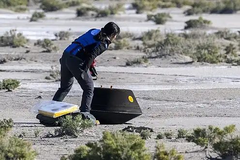 récupération de la capsule de la missionOSIRIS-REx contenant des échantillons de sol de l'astéroïde Bénou dans le désert de l'Utah.