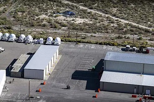 Dépose de la capsule près de la salle blanche provisoire édifiée dans le polygone de l'Utah