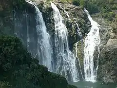 À Shivanasamudram, le fleuve descend violemment du Deccan en divers chutes d'eau impressionnantes et reprend son caractère torrentueux.